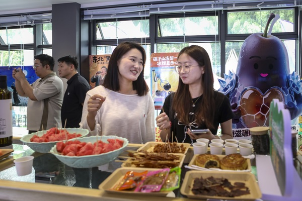 游客品嘗優(yōu)質(zhì)農(nóng)產(chǎn)品。