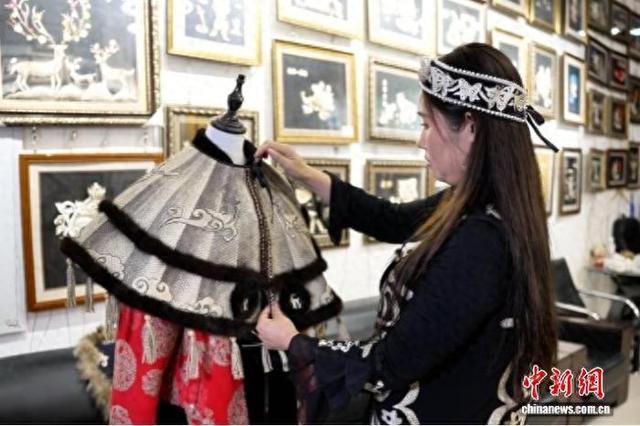 趙同華展示魚皮服飾。 于琨 攝