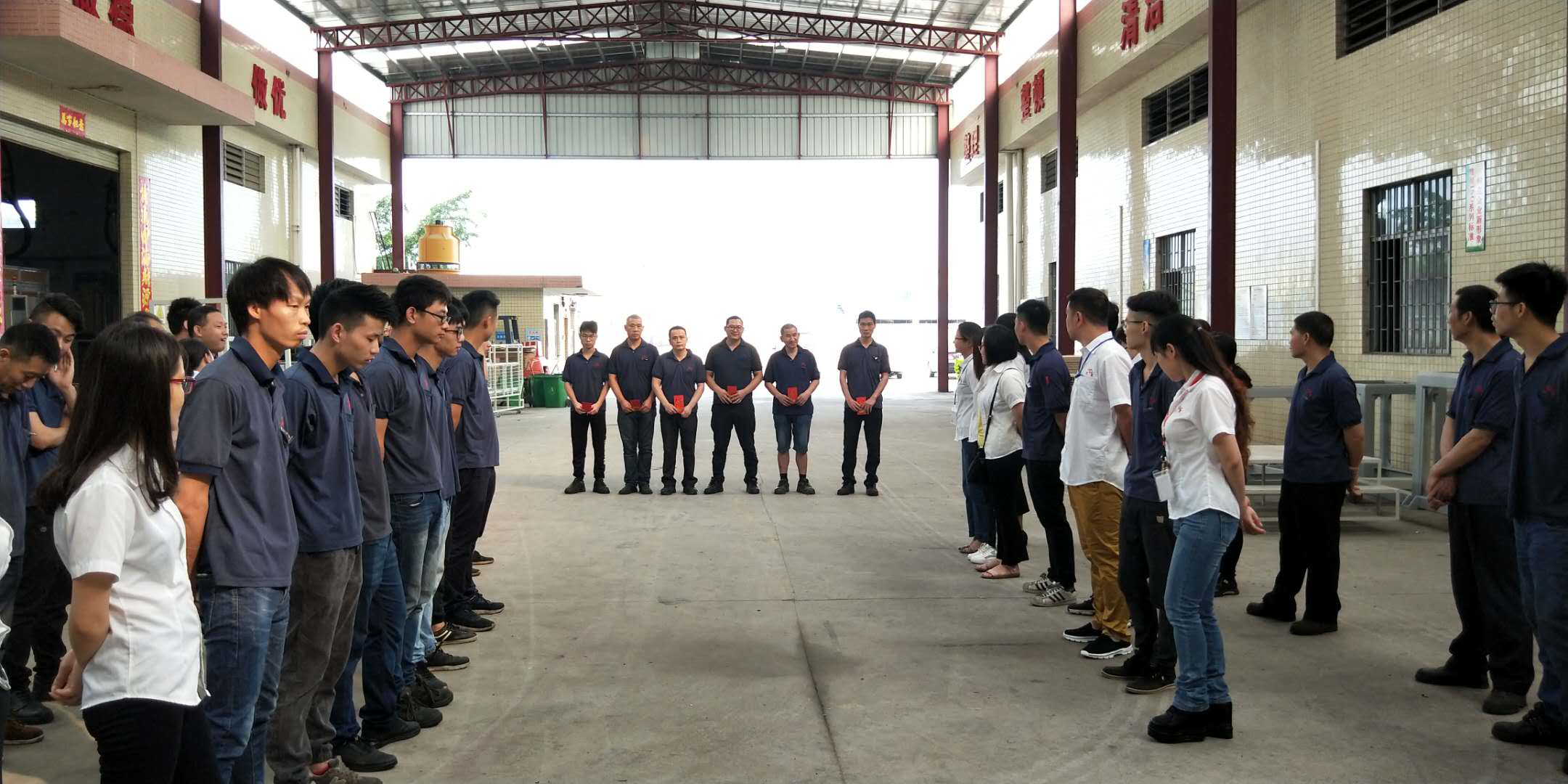 立式高速注塑機(jī) 立式高速注塑機(jī)